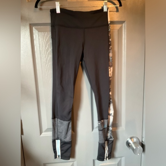 Lululemon size 2 Run the World black leggings - Picture 9 of 16